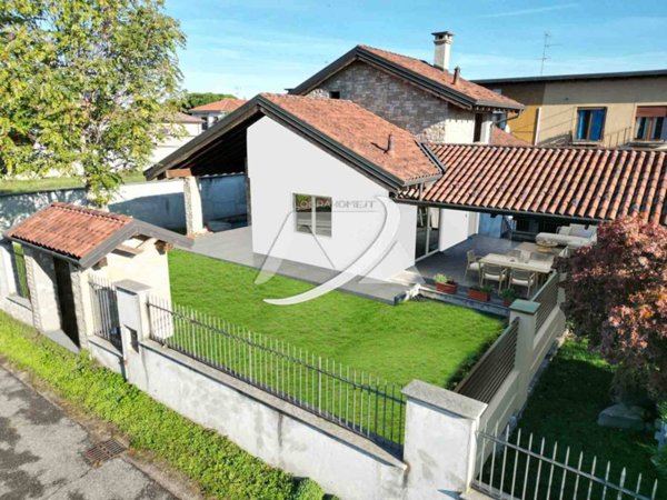 casa indipendente in vendita a Parabiago