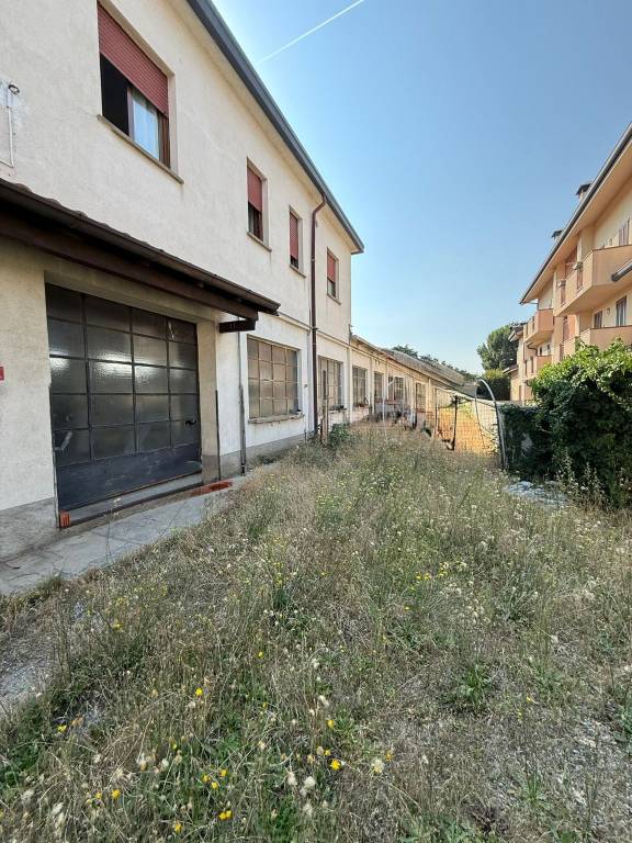 locale commerciale in vendita a Parabiago