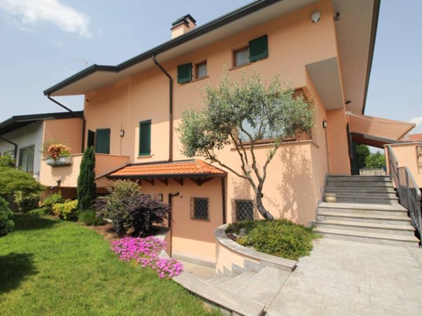 casa indipendente in vendita a Parabiago