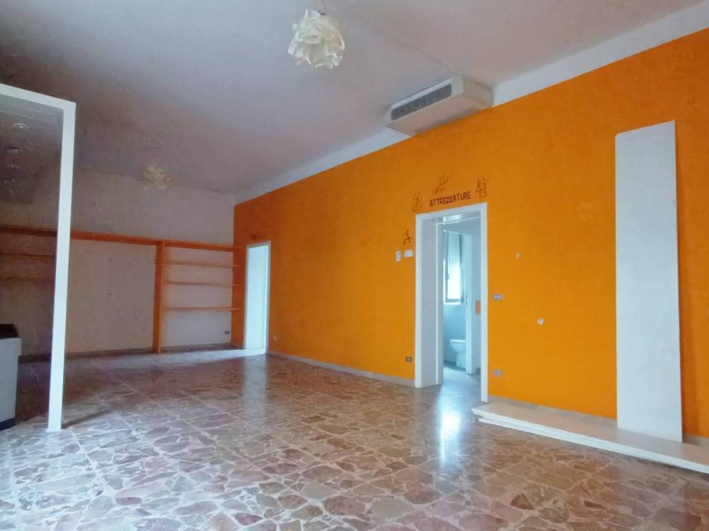 negozio in vendita a Parabiago