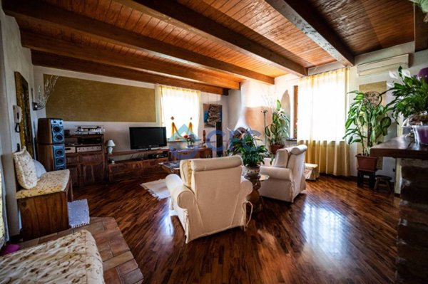 casa indipendente in vendita a Parabiago