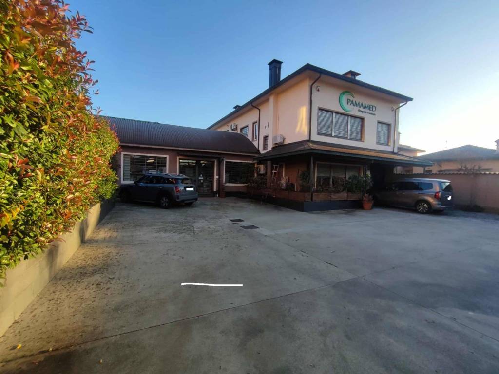 locale commerciale in vendita a Parabiago