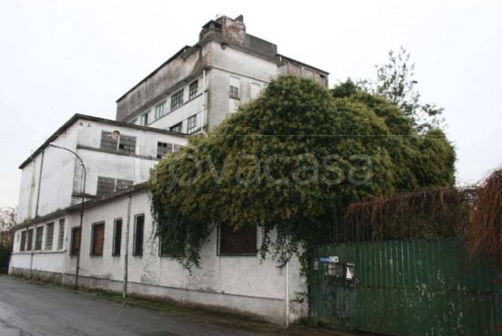 capannone in vendita a Parabiago