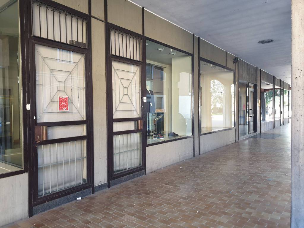 negozio in vendita a Parabiago
