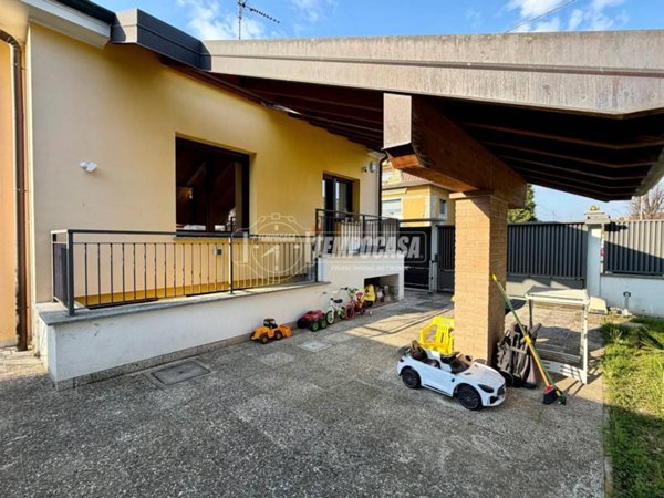 casa indipendente in vendita a Parabiago