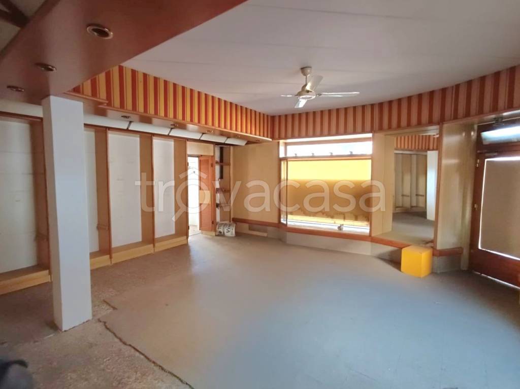 negozio in vendita a Parabiago