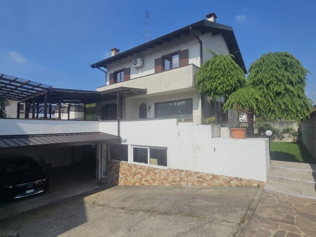 casa indipendente in vendita a Parabiago