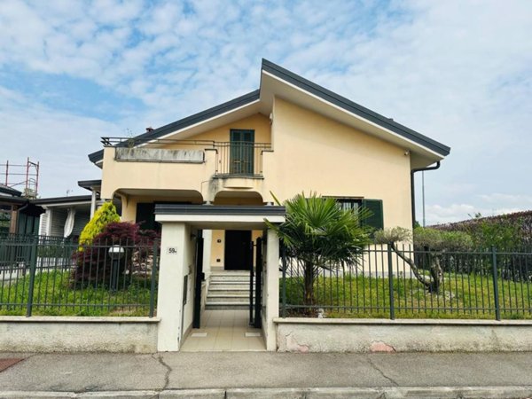 casa indipendente in vendita a Parabiago