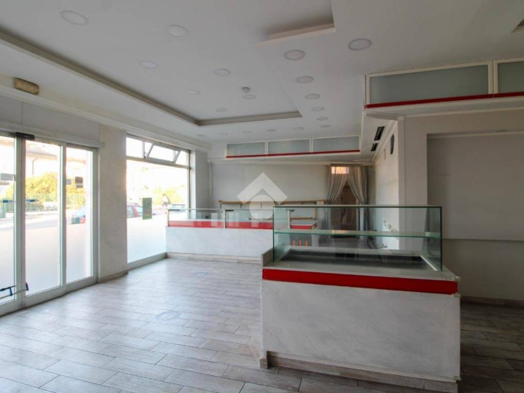 negozio in vendita a Paullo