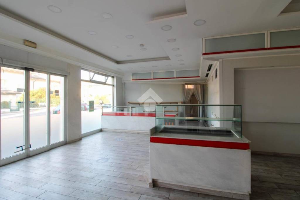 negozio in vendita a Paullo