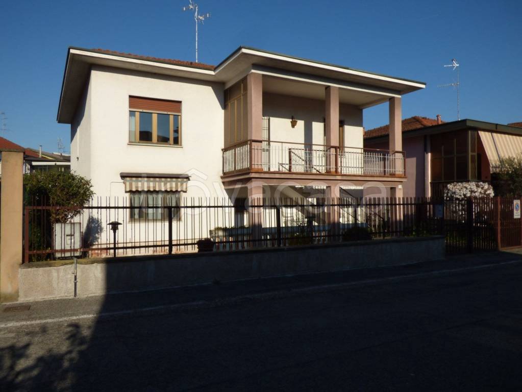 casa indipendente in vendita a Paullo in zona Paullo Centro