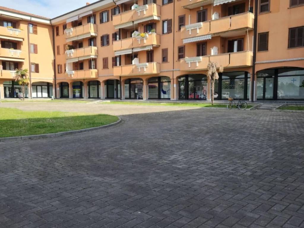 negozio in vendita a Paullo