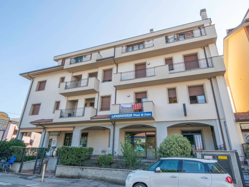 negozio in vendita a Paullo in zona Paullo Centro
