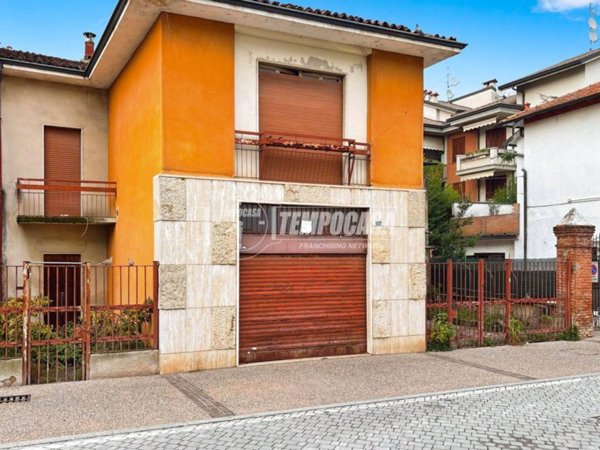 intera palazzina in vendita a Paullo in zona Paullo Centro