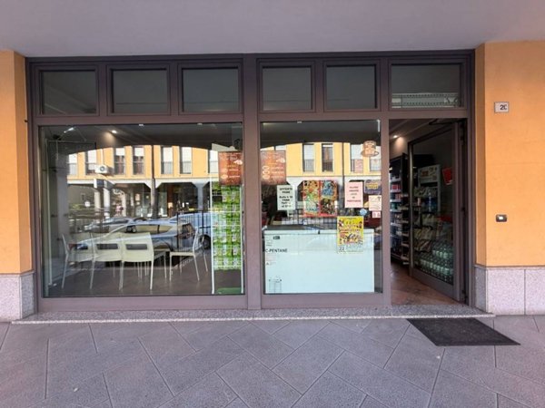 negozio in vendita a Paullo in zona Paullo Centro
