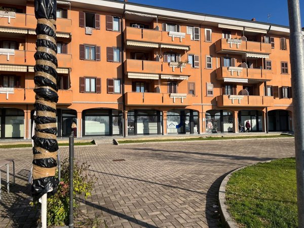 locale commerciale in vendita a Paullo