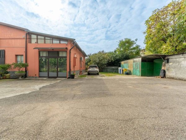 locale commerciale in vendita a Pero