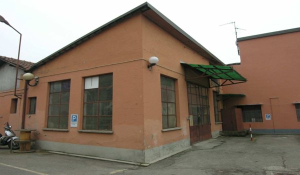 locale di sgombero in vendita a Pero