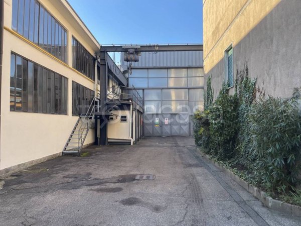 locale commerciale in vendita a Pero