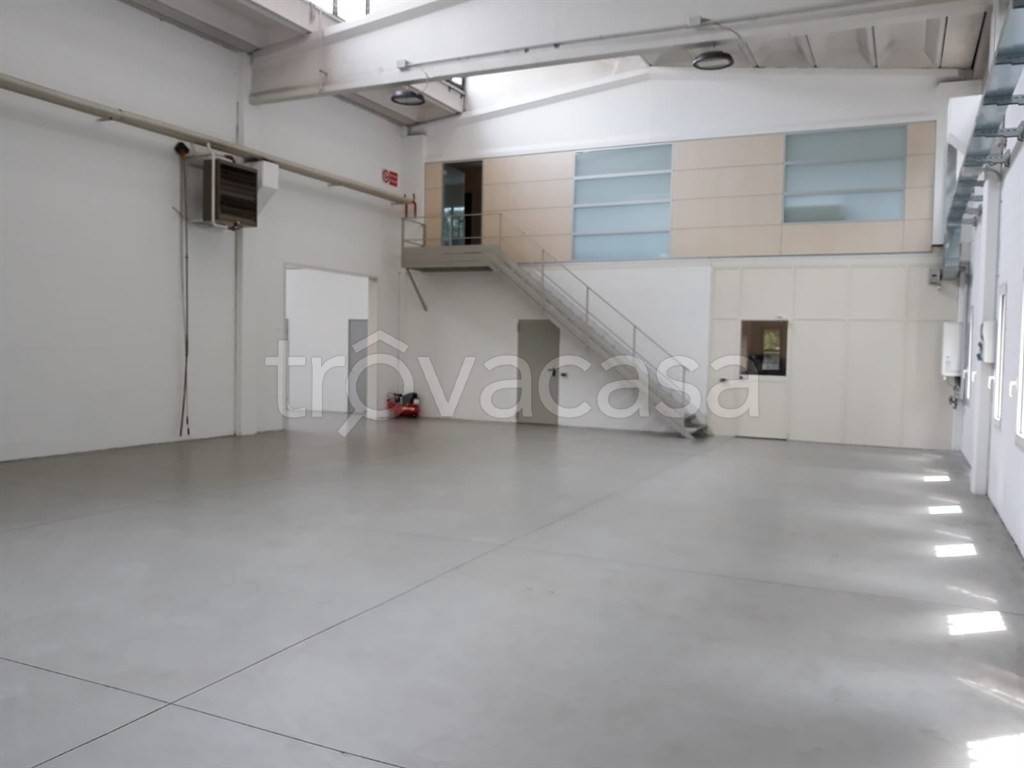 locale commerciale in vendita a Pero