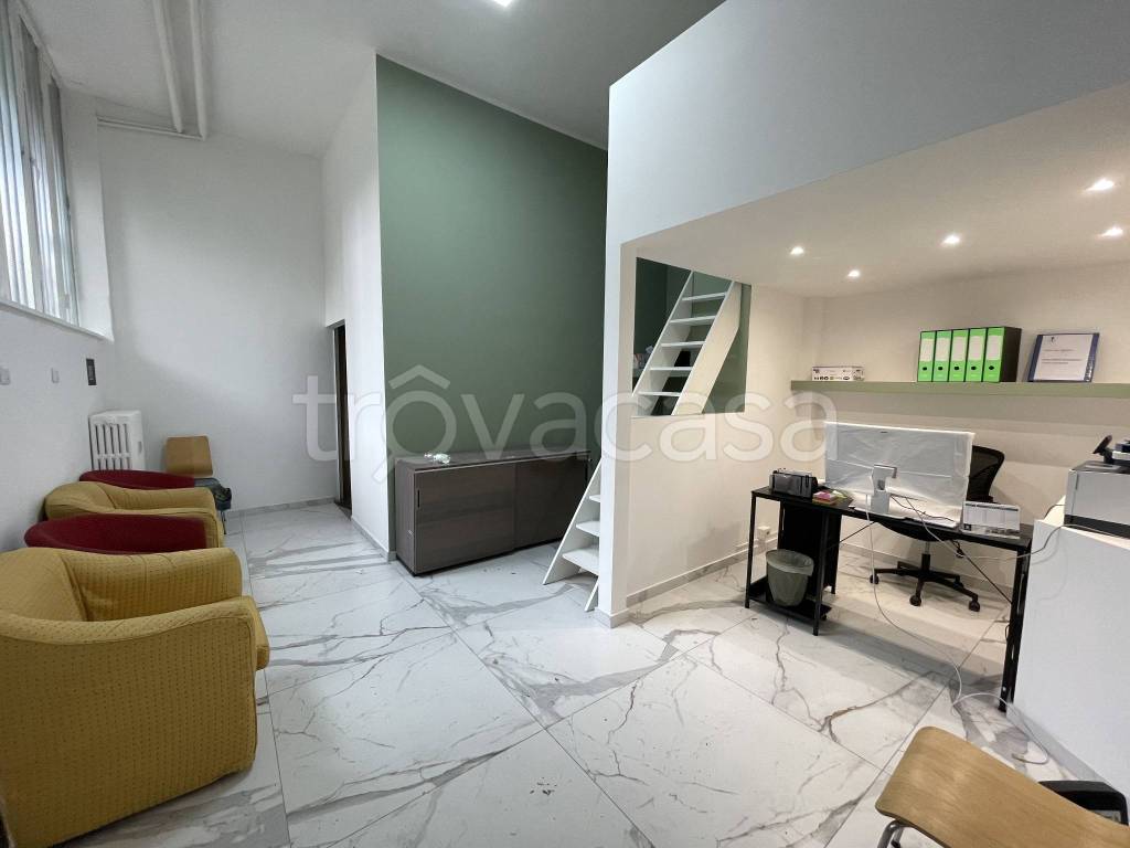 locale commerciale in vendita a Pero