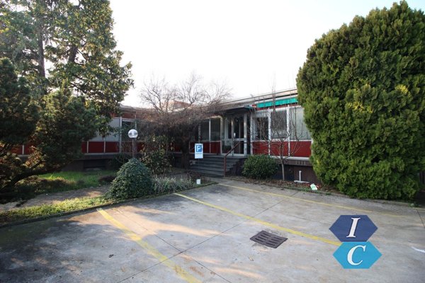 capannone in vendita a Pero