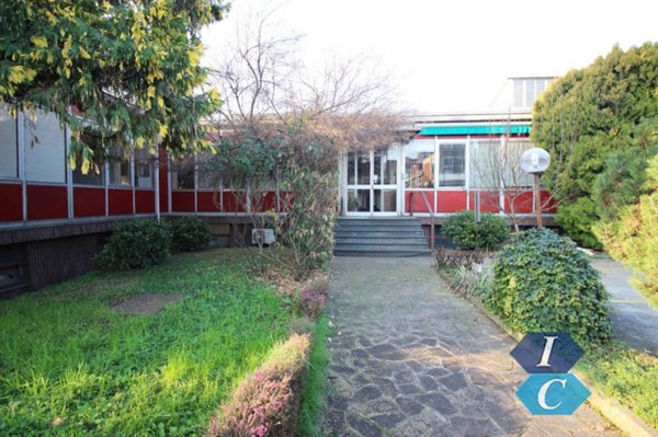 locale commerciale in vendita a Pero