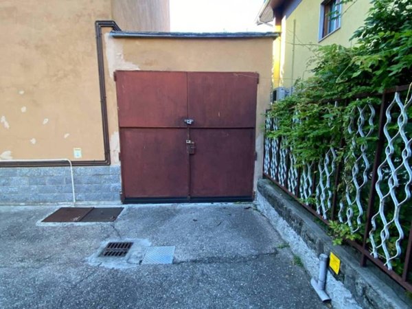 locale di sgombero in vendita a Pero