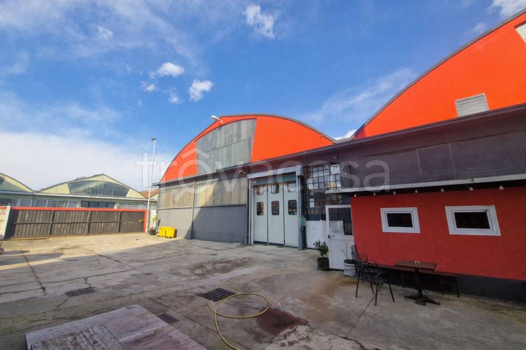 capannone in vendita a Pero