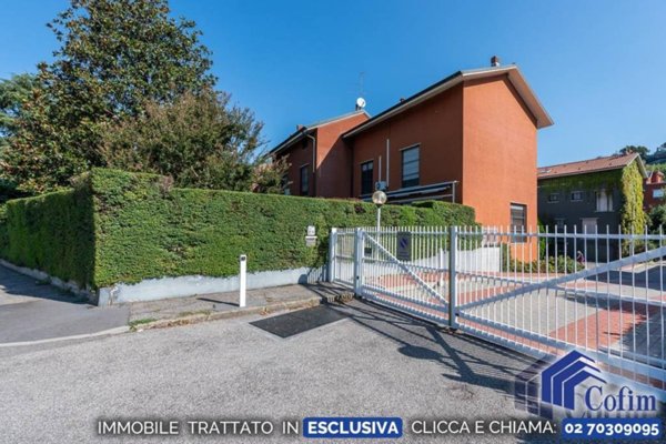 casa indipendente in vendita a Peschiera Borromeo in zona Linate
