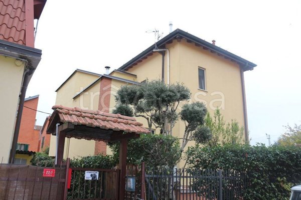 casa indipendente in vendita a Peschiera Borromeo in zona Mezzate