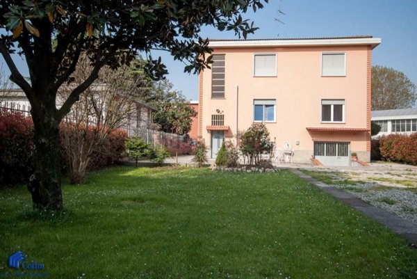 casa indipendente in vendita a Peschiera Borromeo in zona Canzo