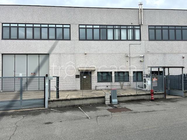 locale commerciale in vendita a Peschiera Borromeo in zona Canzo