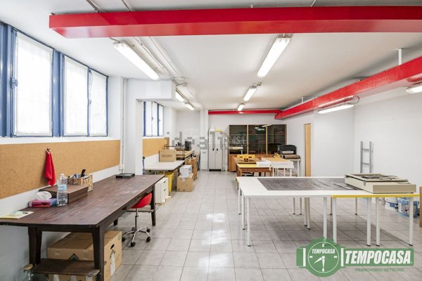 locale di sgombero in vendita a Peschiera Borromeo in zona Bettola