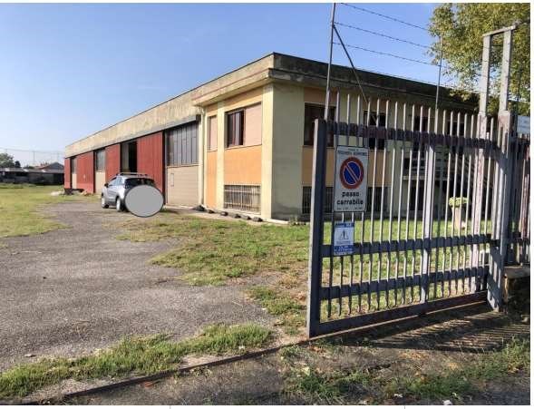 negozio in vendita a Peschiera Borromeo in zona Linate