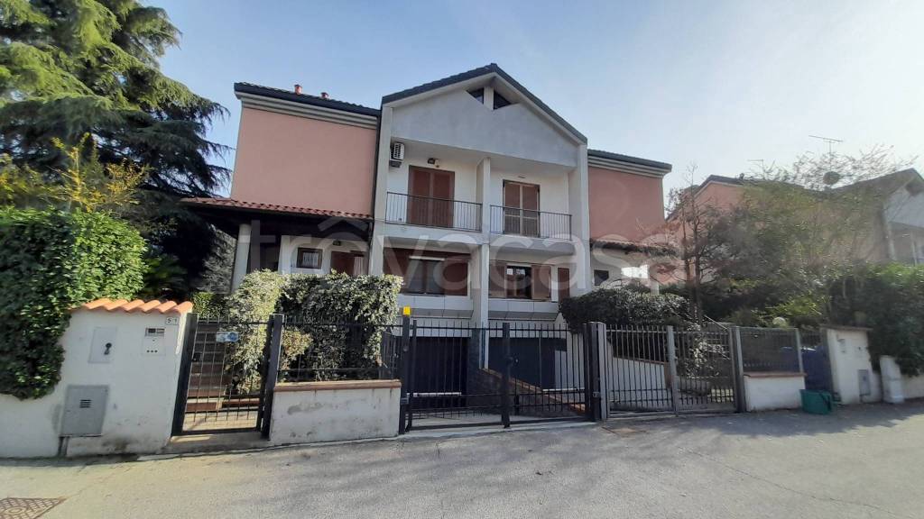 casa indipendente in vendita a Peschiera Borromeo in zona Bellaria