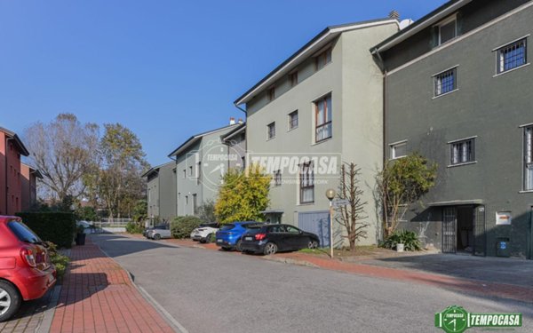 casa indipendente in vendita a Peschiera Borromeo in zona San Bovio