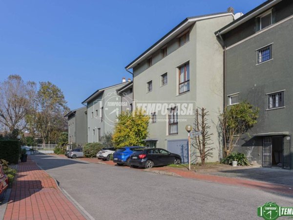 casa indipendente in vendita a Peschiera Borromeo in zona San Bovio