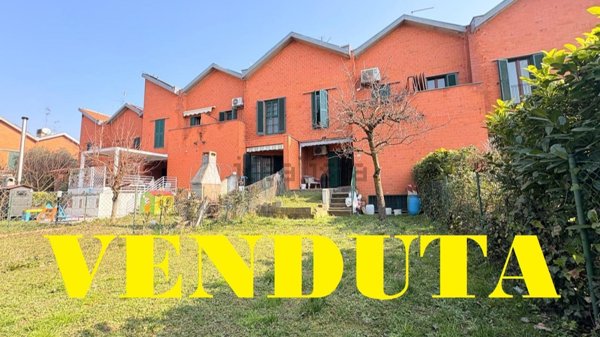 casa indipendente in vendita a Peschiera Borromeo in zona Mezzate