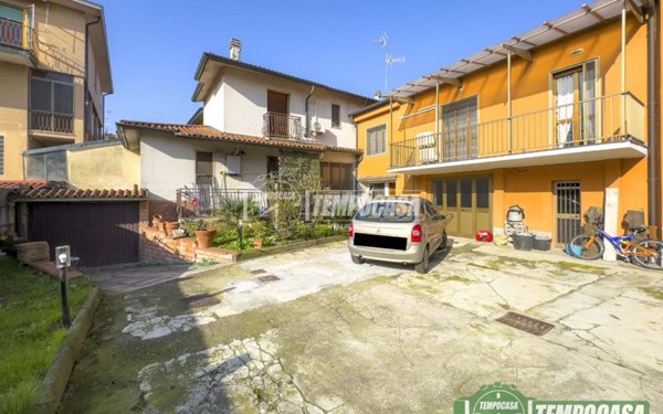 casa indipendente in vendita a Peschiera Borromeo in zona Mezzate