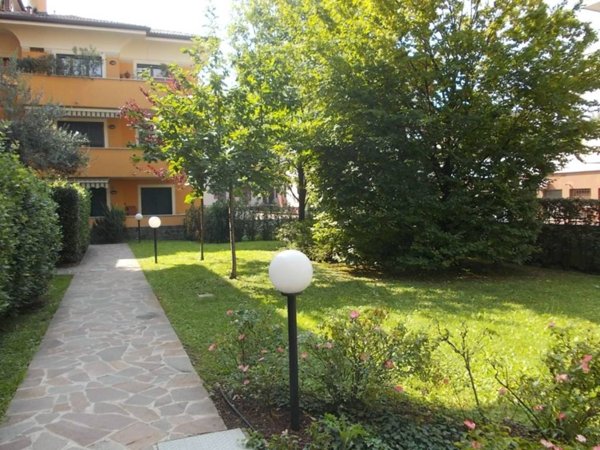 ufficio in vendita a Peschiera Borromeo in zona Bettola