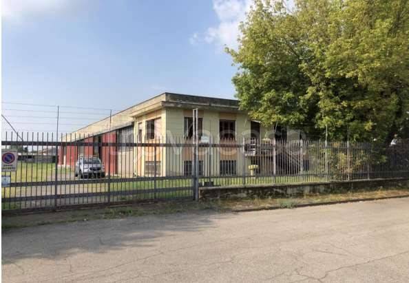 locale commerciale in vendita a Peschiera Borromeo in zona Linate