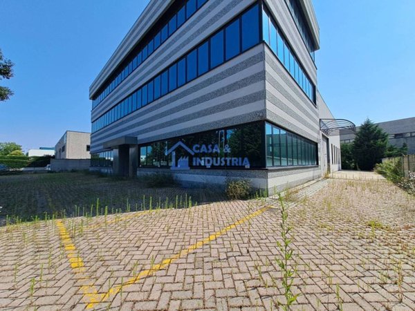 capannone in vendita a Peschiera Borromeo in zona Linate