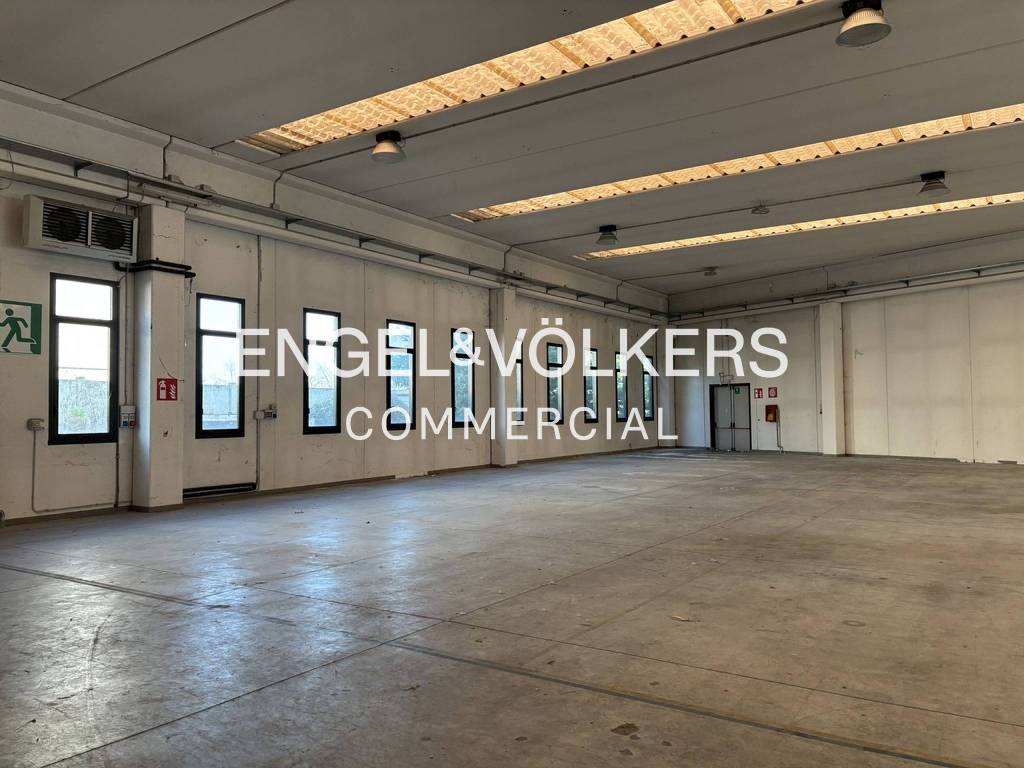 locale commerciale in vendita a Peschiera Borromeo in zona Linate
