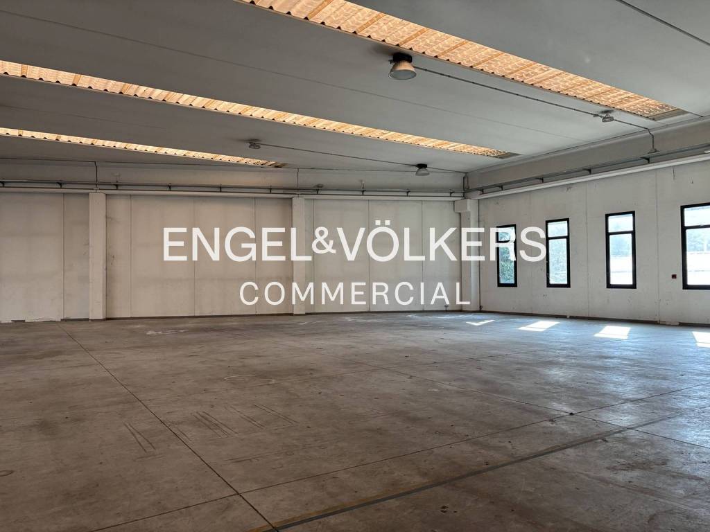 locale commerciale in vendita a Peschiera Borromeo in zona Linate