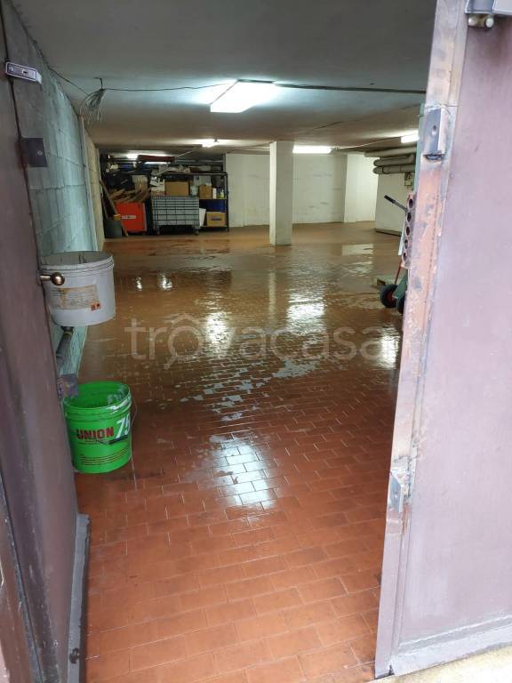 locale commerciale in vendita a Peschiera Borromeo