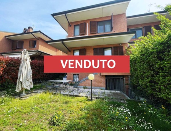 casa indipendente in vendita a Peschiera Borromeo in zona Linate