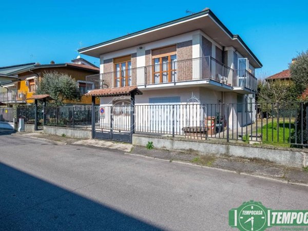 casa indipendente in vendita a Peschiera Borromeo in zona Bellaria