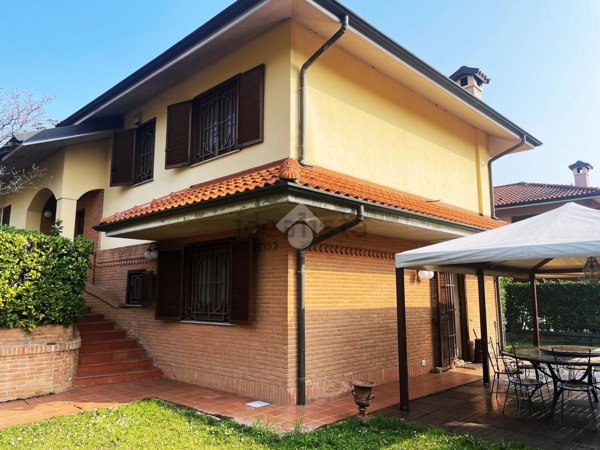 casa indipendente in vendita a Peschiera Borromeo in zona Bettola