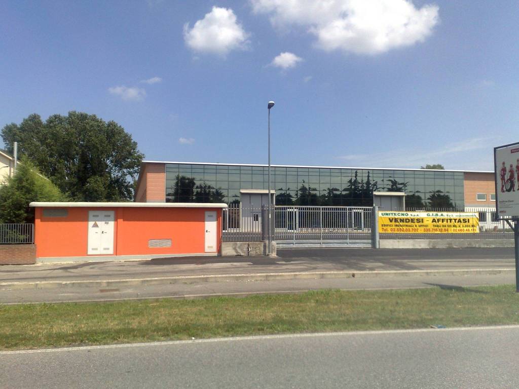 locale commerciale in vendita a Peschiera Borromeo in zona Bettola